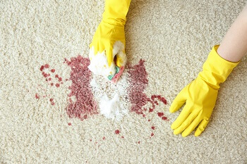 Blutflecken Teppich entfernen