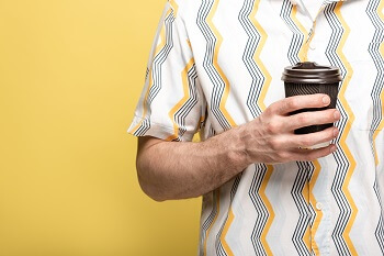 Kaffeeflecken Hemd entfernen